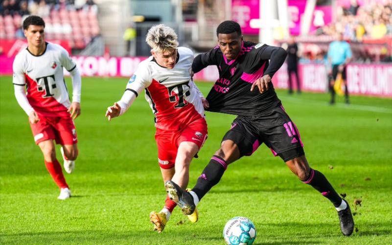 实时更新-今夜荷甲焦点战，瓦伦西亚调整名单，赛场秩序良好，临场指挥获称赞的简单介绍